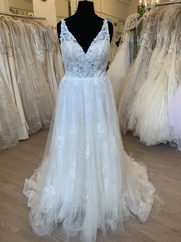 Ball Gown/Princess V-neck Tulle Court Train Wedding Dress With Appliques Lace #Milly00028369