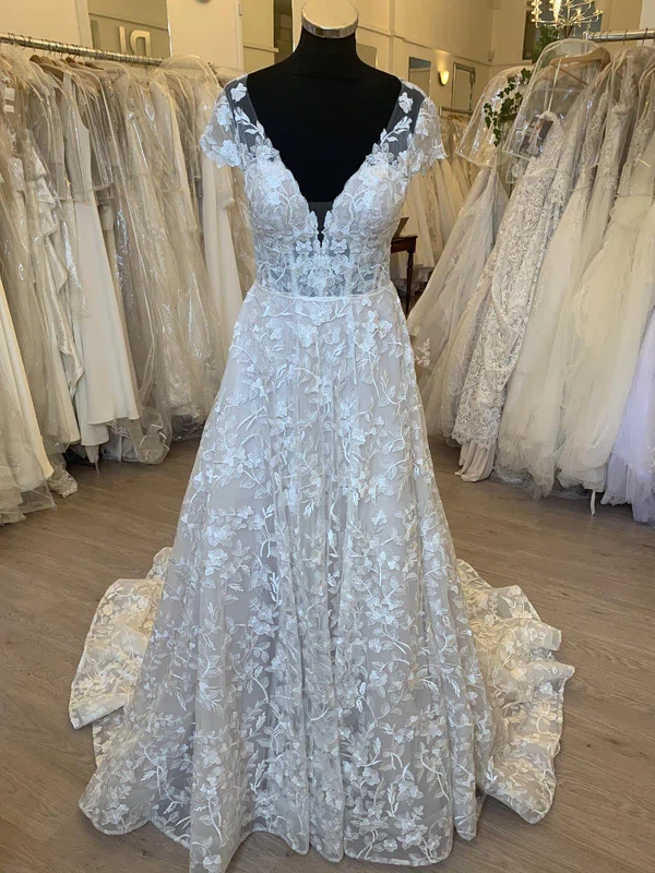 Ball Gown/Princess V-neck Tulle Lace Sweep Train Wedding Dress With Appliques Lace #Milly00028410