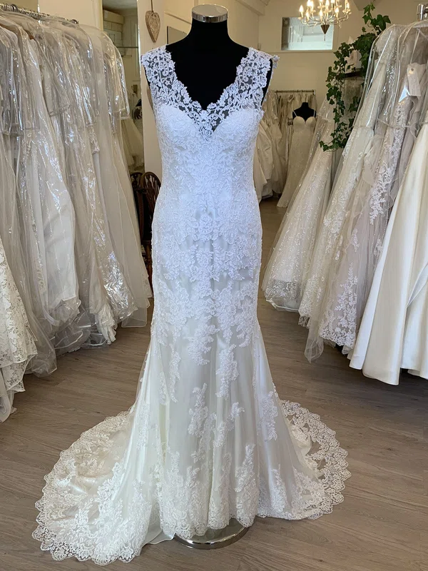 Sheath/Column V-neck Tulle Lace Sweep Train Wedding Dress With Appliques Lace #Milly00028620