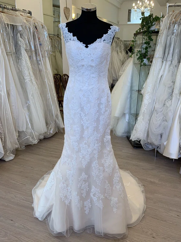 Trumpet/Mermaid V-neck Tulle Stretch Crepe Sweep Train Wedding Dress With Appliques Lace #Milly00028802
