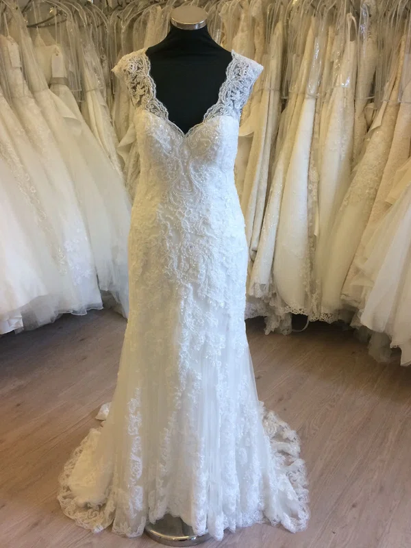 Sheath/Column V-neck Lace Tulle Sweep Train Wedding Dress With Appliques Lace #Milly00028815